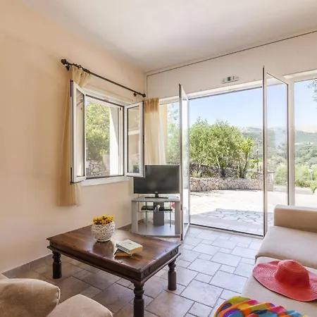 Villa Petrosa By Ájosz Sztéfanosz